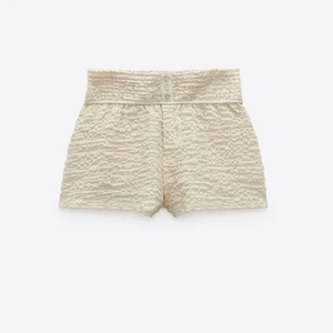 Zara shorts  - Jätte sköna shorts som är köpta för ungefär 2 veckor sen och använda en gång hemma. Säljer för att dem är lite för stora för min smak❤️ passar större då dom är väldigt stretchiga
