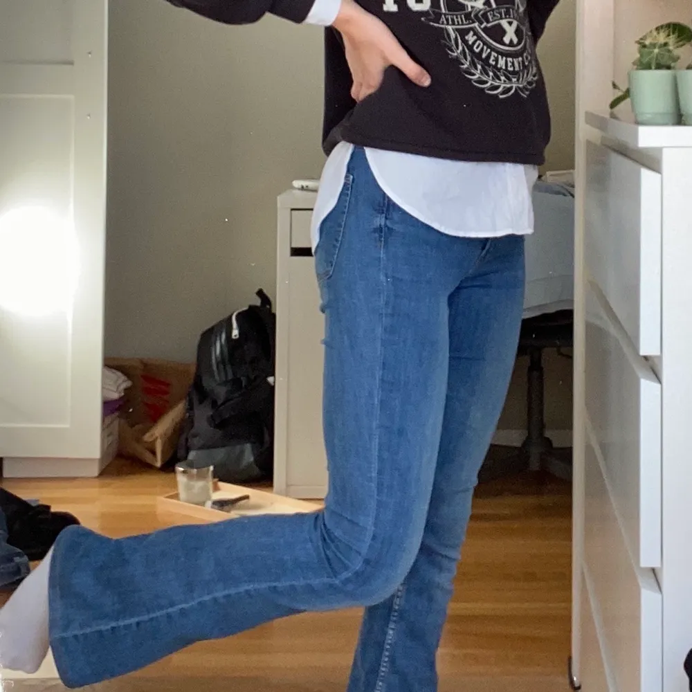 Säljer mina högmidjade flare jeans från H&M eftersom jag nästan aldrig använder de längre. Köpta förra året och använda en del men har inga defekter förutom att färgen är lite ljusare runt knäna osv. De är uppsydda i benen hos skräddare för att passa mig som är ca 169 lång. Kontakta mig gärna vid frågor, intresse eller för fler bilder!. Jeans & Byxor.