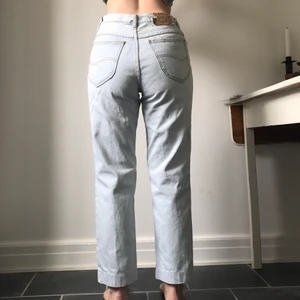 Jeans loose fit, boyfriend - Trendiga vintage jeans i loose fit, boyfriend modell, jättefin ljusblå färg. Storlek: 31 (midja) passar mig som är storlek M.  Är 164 cm 🌸 köpta secondhand. vid frågor är det bara att skriva till mig privat! Obs budgivning, utrop 90 kr 💕