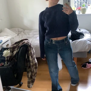 Stickad tröja  - Mörkblå stickad och cropad tröja från monki i storlek xs. 