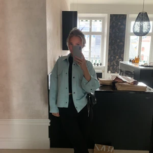 Jacka - Blå jacka ifrån zara, andvänd fåtal gånger! Super fint skick och är som ny!