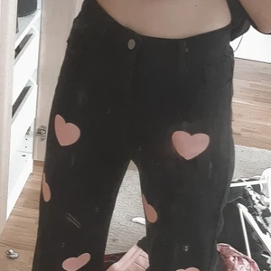 Byxor - Fina och sköna byxor! Sitter fint på mig fast väldigt korta (jag är 172), byxorna kom tvärr inte till användning. Frakt tillkommer