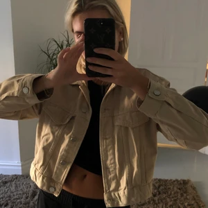 Beige jeansjacka - Säljer denna beiga jeansjackan från Gina tricot, jätte bra skick!
