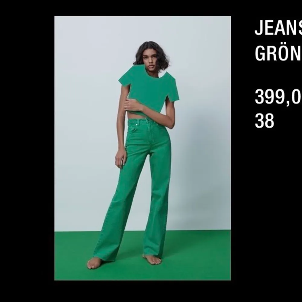 Säljer mina gröna jeans från Zara då de tyvärr inte kommer till användning :( 200kr + frakt!💚💚 har klippt dem en liten bit då de var otroligt långa. Innerbenet är 82cm & från midjan & ner 104 cm. :). Jeans & Byxor.