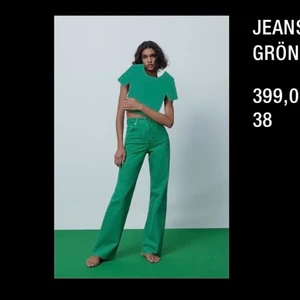 Gröna jeans  - Säljer mina gröna jeans från Zara då de tyvärr inte kommer till användning :( 200kr + frakt!💚💚 har klippt dem en liten bit då de var otroligt långa. Innerbenet är 82cm & från midjan & ner 104 cm. :)
