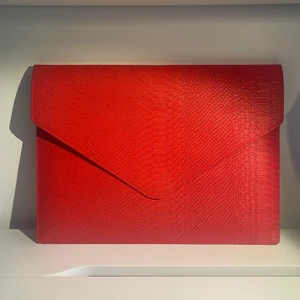 Datafodral från by bianca ingrosso - Ett rött datorfodral från by bianca ingrosso ä. Lite slitet på kanterna därav priset. Passar på den lilla MacBook pro