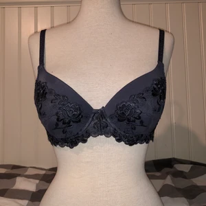 Lila bh. Storlek 75B - Mörk-lila bh! Precis samma modell och storlek som på den svarta jag la ut tidigare, enda skillnaden är färgen. Försökte förtydliga den på sista bilden!