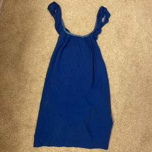 Blå topp! - T-shirts/topp ävnändes som en klänning för 5 år men funkar jätte bra som en topp till en 12-20 årig. Änvänds typ 3 ggr. Fint med ett par blåa mom jeans. Finare i värkligheten. 