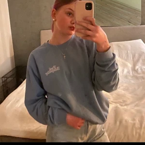 Sweatshirt  - En snygg sweatshirt från h&m som använts fåtal gånger, svinskön och oversizd, bra skick💞