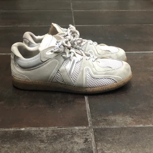 Sneakers från GANNI  - Vita sneakers från GANNI i storlek 37 . Nypris 2595 kr 