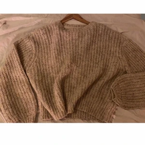 Stickad tröja från NA-KD  - Stickad tröja för NA-KD. Den är beige och har lite olika nyanser i garnet. 