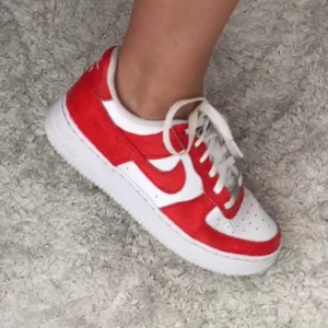 Nike air force 1 - Röda custom made Nike air force 1 i storlek 38/24 cm. Vet ej om färgen är vattentät där av billigt pris. 🤍