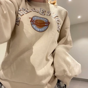 Gina Tricot Sweatshirt - Superfin sweatshirt från Gina Tricot💗 Använd ett fåtal gånger och är i superfint skick! Storlek M men passar S-L då den är oversize! 💕 Köpare står för frakt!