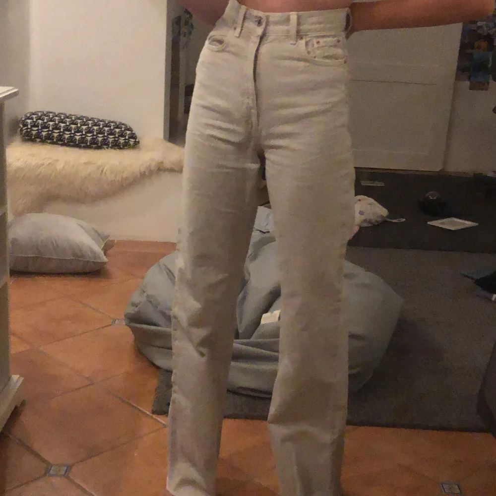 beiga/vita jeans från zara. nästan helt oanvönda. spårbar frakt. Jeans & Byxor.