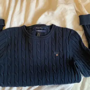 Stickad tröja från gant i mörkblå färg 