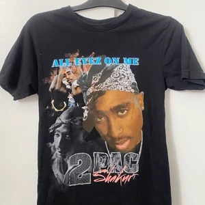 Tupac tröja - Från junkyard. Säljer pga att det inte är min stil längre💛💓⚡️👩🏽‍🎤 Börja buda vid 100kr Den är oversize i modellen så XS sitter oversize på mig