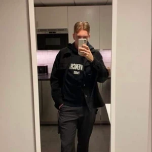 Givenchy - Säljer en givenchy distressed hoodie i storlek medium. Skicket är 7/10. Inget kvitto men har goda referenser samt köpt av en trovärdig säljare.