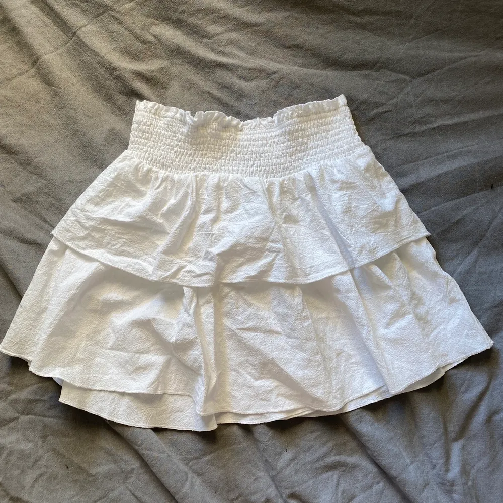 Säljer denna fina vita volang kjolen då den inte kommer till användning💗 Använd Max 5 ggr, köpare står för frakten💕💕. Kjolar.