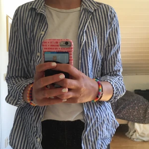 Rutig skjorta - Jag säljer den här fina skjortan från barn avdelningen från hm men passar ändå en XS bra. Säljer den på grund av att den har blivit för liten och kommer ej t andväning.