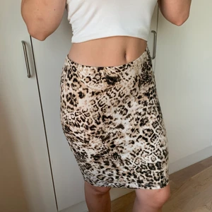 Mönstrad kjol  - En tajt leopard mönstrad kjol. 