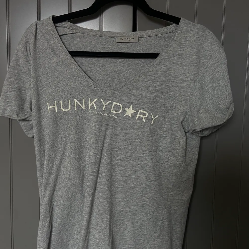 I st S båda två. 2 Jättefina (knappt använda) Hunkydory t-shirts. Köpt för 250kr st och säljer för 100 kr st + frakt. T-shirts.