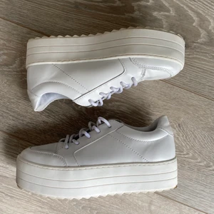 Sneakers  - Jättefin sneakers med en högre sula. Använda ett fåtal gånger och säljer för att de inte kommer till användning längre. 🤍 Storlek 38, 150kr + frakt