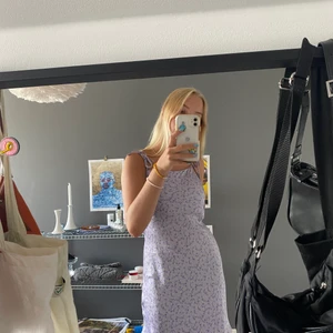 Super söt klänning - Säljer denna supersöta klänningen den Zara då den inte används längre. Super skick. Köparen står för frakten💓