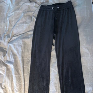 Cecilia Velour Trousers - Svarta ”Cecilia Velour Trousers”, mjukisbyxor i sammet, från Ginatricot i storlek xxs men passar både större och mindre. Använda men de är som i nyskick, inga skador eller fläckar. Nypris 229, säljs för 99kr + ev. frakt. Hör av er om ni har frågor eller vill ha fler bilder!