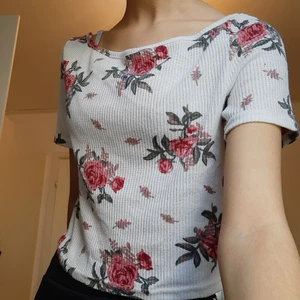 Shoulder off flower shirt - Säljer denna blommiga t shirten som jag inte använder längre. Ser ut som ny. Storlek: xs/xxs. Frakt: 66 kr