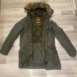 Para Jumper men Stl L - Para Jumper men stl Large I nyskick Använd fåtal gånger Inga hål, slitningar eller missfärgningar  Ord pris: 12 000kr  Vid snabbköp kan pris diskuteras