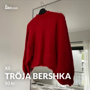 Tröja från Bershka - läs texten i min bio innan ni skickar massa frågor! snabba, direkta och krångelfria köp prioriteras! säljer ut massa från min garderob till ett billigt pris, pruta ej! fast fraktpris! önskar du däremot köpa flera av mina kläder kan jag skicka detta i samma paket för fraktpriset av en! 