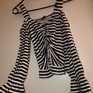 Topp - Topp från ginatricot🤍 storlek xs🤍 frakt tillkommer #topp #ginatricot (fraktkostnaden kan ändras)