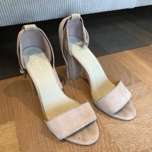 Nelly skor - Klackskor från Nelly storlek 38. Använda en gång på balen.