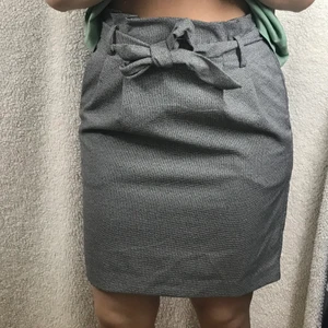 Paper bag kjol - Paper bag kjol från H&M. Köpt på rea för några år sen. Använd 2-3 gånger. Kjolen har knyte i midjan, en dragkedja på sidan och två framfickor. 