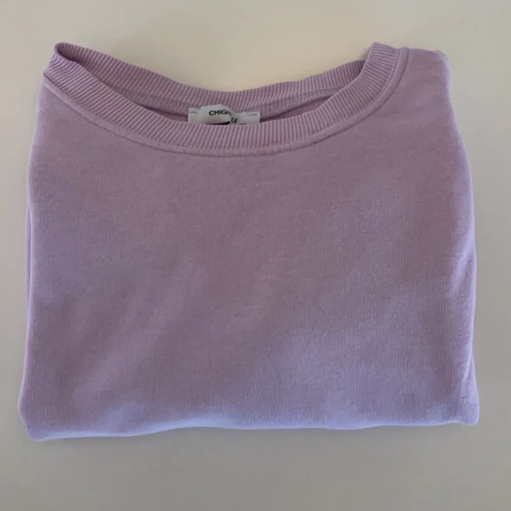 Lila sweatshirt ifrån Chiquelle! Sparsamt använd!👊🏼 Nypris: 400.. Tröjor & Koftor.