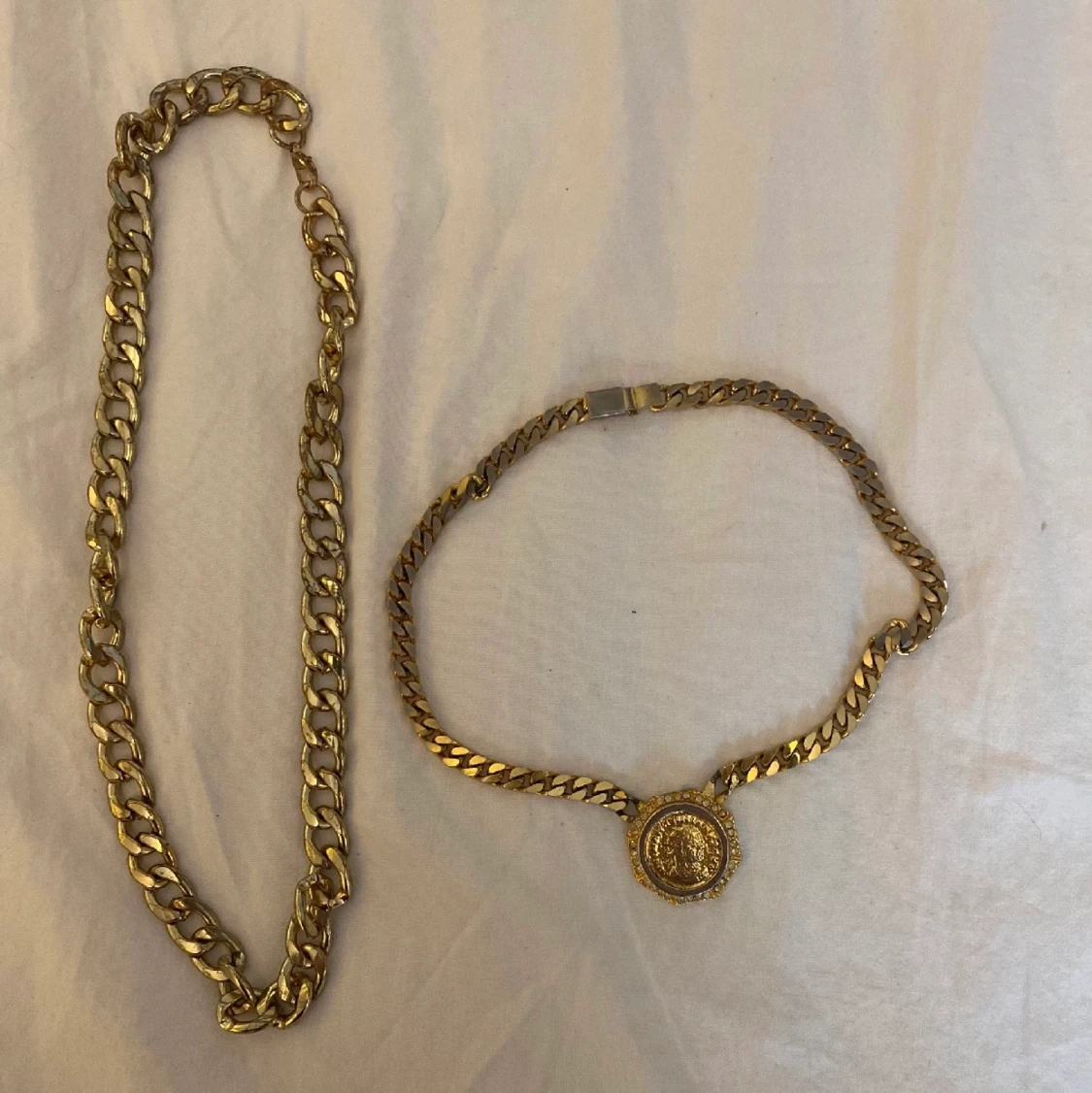 Två guld kedjor (ej äkta)