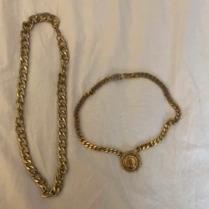 Två guld kedjor (ej äkta) - Jag säljer två guld kedjor båda för 150kr eller 80kr styck. Dem är helt fungerande och inga fel på dem och färgar ej av sig. Hör av er vid frågor eller intresse vid köp💗