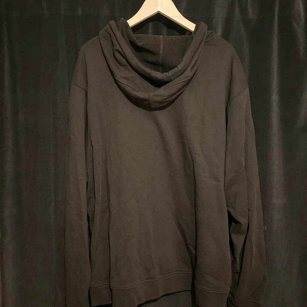 Svart hoodie från Alexander Wang köpt på Depop för 2000kr! Fint skick därav pris! Oversized, stor på mig som är 180.. Hupparit & Collegepaidat.