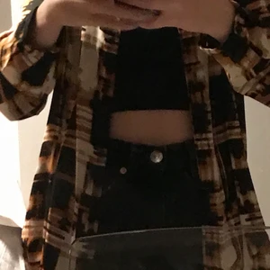 Jättecool skjorta - Säljer en skjorta som aldrig är andvänd(förutom när jag tog bilden) Vet nt vars den är köpt men den är i storlek xs! Skriv privat fär fler bilder!!!