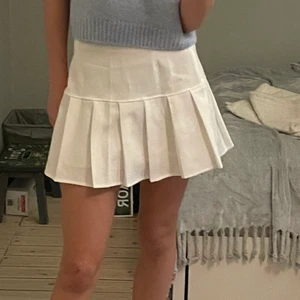 Vit kjol - Säljer denna vita kjol från shein eftersom den inte kommer till användning. Den är i storlek S och den är superskön och gullig. Den är inte alls genomskinlig och den är i mycket gott skick!