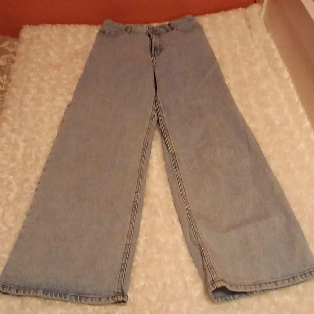 Size 140, 9-10 yrs old. Made in Bangladesh. Köparen står för frakt 66 kr säljer då för att jag vuxit ur dem de är använda 2-3 ggr. Jeans & Byxor.
