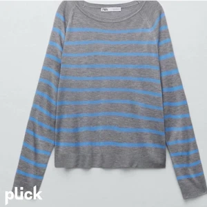 Randig Zara tröja 🌟 - Intressekoll på denna trendiga zara tröjan. Den är helt slutsåld på hemsidan och knappt använd! Buda gärna, frakten ingår inte 🥰 