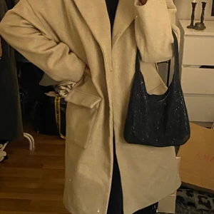 Jacka från NAKD - Jacka från NAKD i storlek S/M. Det är Hanna fribergs kollektion. Säljer för 300kr 