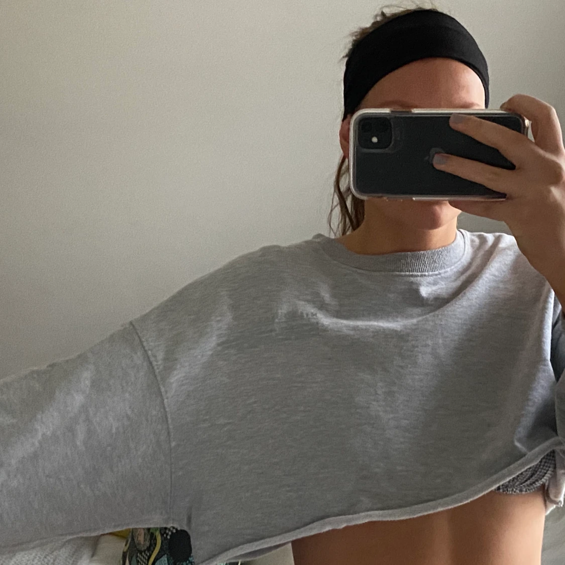 Croppad grå sweatshirt 60kr