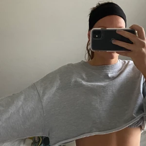 Croppad grå sweatshirt 60kr - Superfin grå sweatshirt som aldrig är använd från missguided, köparen betalar frakten 💞