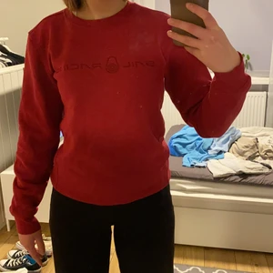 Röd sweatshirt - Jätteskön sweatshirt från Sail Racing😋 Kommer inte längre till användning!