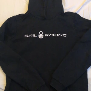 Sail racing  - Säljer en sail racing hoodie i gott skick som ej kommer till användning💗 pris kan diskuteras 