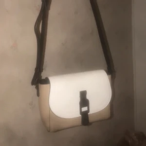 Axelväska  - Jätte fin axelväska, säljer den pågrund av att jag aldrig använder den