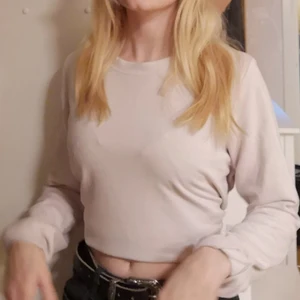 Långärmad rosa sweatshirt  - Denna tröja är ifrån Gina Tricot storleken M, ljuset i dem två sista bilderna är lite konstigt och färgen är som på första bilden irl. Kan mötas upp men kan också frakta <3 ingen budgivning 