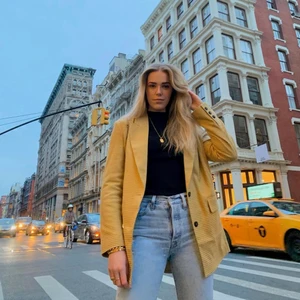 Gul svart rutig blazer - Oversized blazer i gult svart rutigt mönster. Helt som ny. Passar XS-M beroende på vad man vill ha för passform.